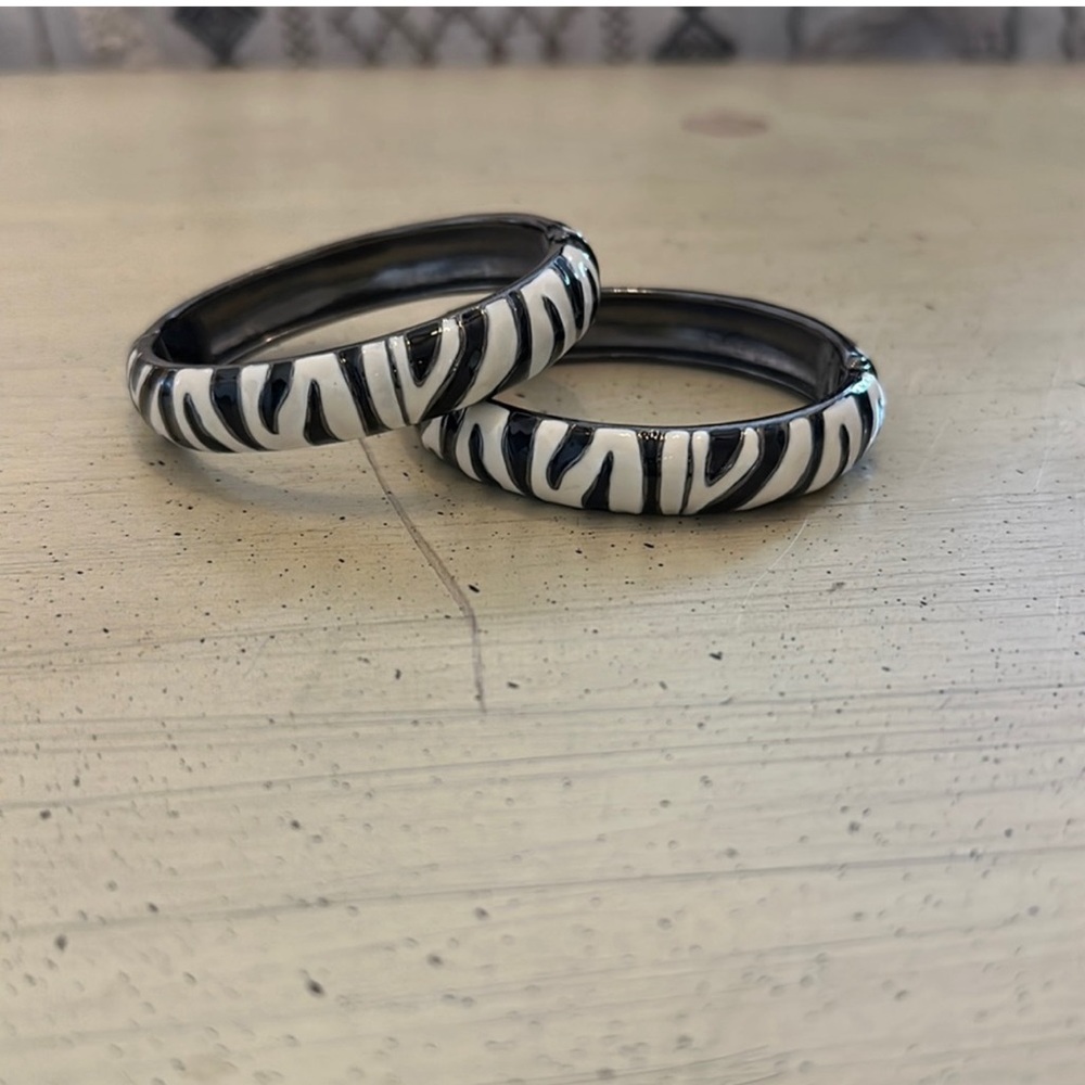 Express metal hinge bracelets